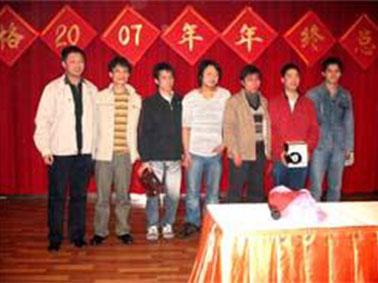 營銷部經理為生日的員工頒發生日禮物